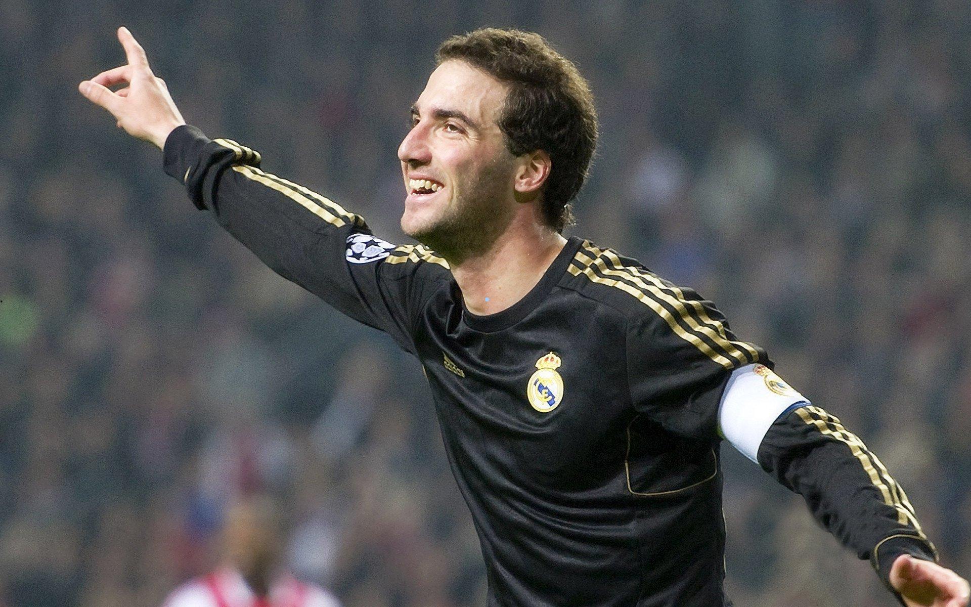 点球时刻爆发严重骚乱，塞内加尔球迷冲场与安保人员激烈冲突致比赛中断